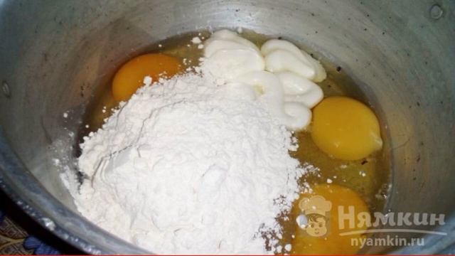 Mayonnaise pizza with bell pepper, sausage and olives смотреть онлайн