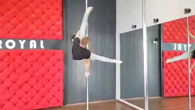 Хлипавка Назар, тренер Royal Pole Dance, комбинация с флажками на статическом пилоне смотреть онлайн