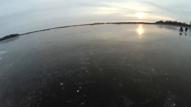 Первая зимняя рыбалка на озере д.Татарское 24.11.19 смотреть онлайн