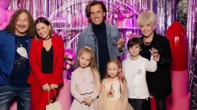 Алла Пугачева снова помолодела благодаря короткой стрижке смотреть онлайн