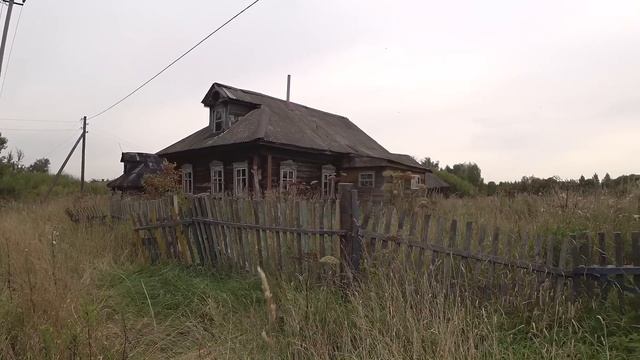 Всего пять минут от трассы и жизни нет.Тут есть электричество,но нет людей.Заброшенная деревня смотреть онлайн