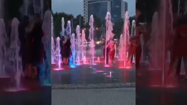 Танец в музыкальном фонтане на Московском смотреть онлайн