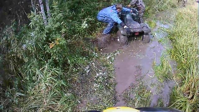 Подвиги Yamaha Grizzly 125- малыша переводят через грязь смотреть онлайн