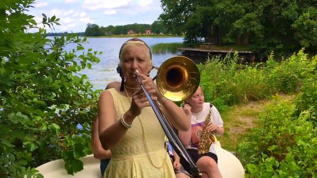 Summer greetings from Sweden - Caravan - Gunhild Carling смотреть онлайн