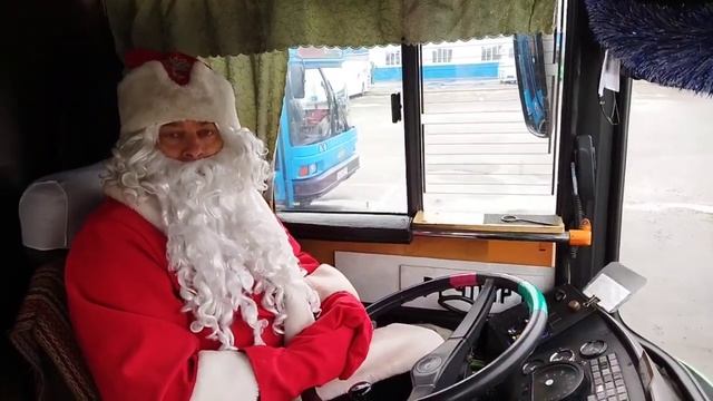АВТОБУСНЫЙ ПАРК КРЕАТИВНО ПОЗДРАВЛЯЕТ ЖИТЕЛЕЙ И ГОСТЕЙ ГОРОДА С НАСТУПАЮЩИМ НОВЫМ ГОДОМ! смотреть онлайн