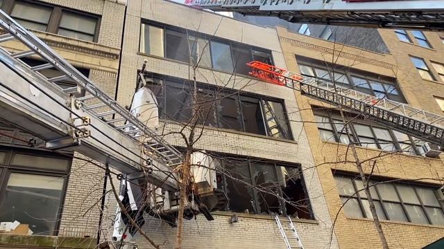 FDNY Manhattan 2nd Alarm Box 0758 Fire on the 2nd Floor of a 5 Story Commercial смотреть онлайн