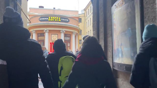 Почему мы уехали с подружками в Питер? смотреть онлайн