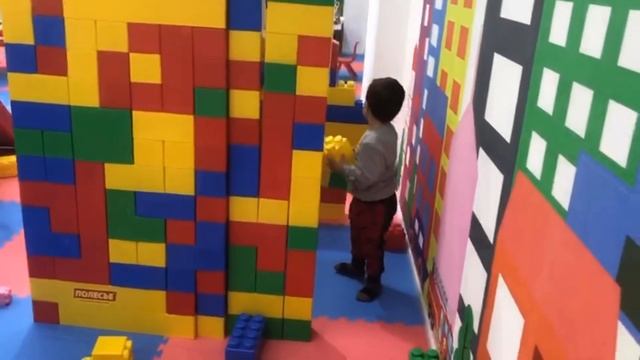 Ясмин собирает конструктор ловит рыбок играет в песок. Yasmina puzzle ve renkli kumla oynuyor смотреть онлайн