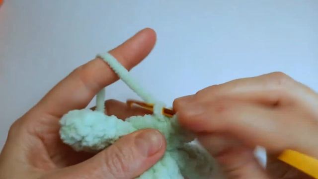 ЗАЙКА за ПОЛЧАСА вязаная игрушка из плюшевой пряжи крючком ? простой и легкий мастер класс ? смотреть онлайн