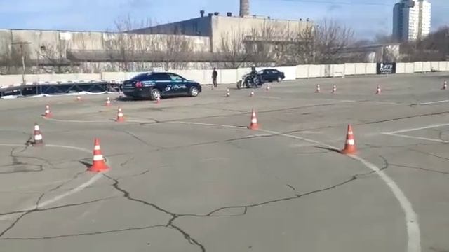 Прохождение "змейки" на автодроме смотреть онлайн