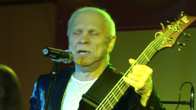 Поющие Гитары "Песенка Велосипедистов" (live) смотреть онлайн