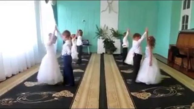 Вальс в садочку :) смотреть онлайн