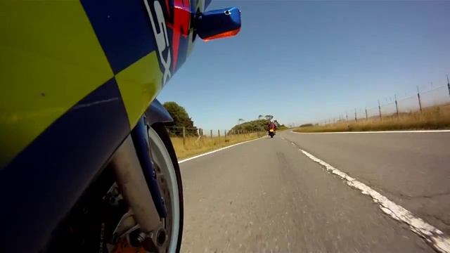 Suzuki GSXR600 vs Honda VFR 750, Furty.. смотреть онлайн