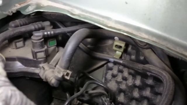 Wymiana filtra paliwa w dieslu / Nissan Tiida 1.5 dCi смотреть онлайн
