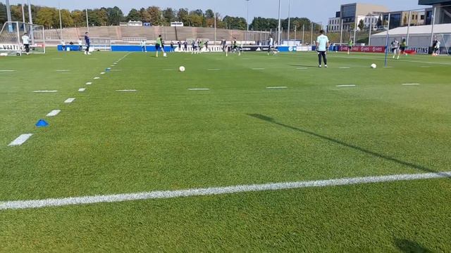 Auf Schalke werden Spielformen und Passspiel trainiert смотреть онлайн