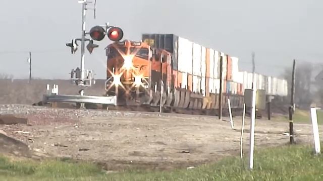 BNSF 7457 W and BNSF 7008 E @ Elmo [HD] смотреть онлайн