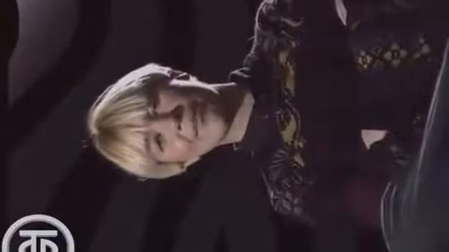 Ведущая программы 50х50 Ксения Стриж представляет группу «Сектор газа» смотреть онлайн