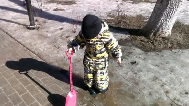 Ребенок и прогулки. Как одеть ребенка весной-осенью. смотреть онлайн