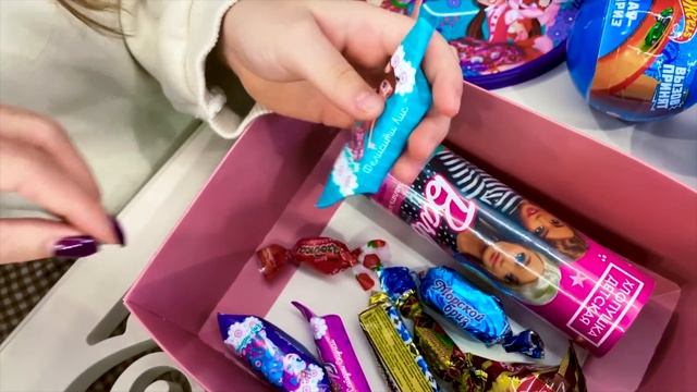 ПРИГОТОВИЛА ПОДАРКИ НА НОВЫЙ ГОД ДЛЯ ОДНОКЛАССНИКОВ /Анютка малютка смотреть онлайн