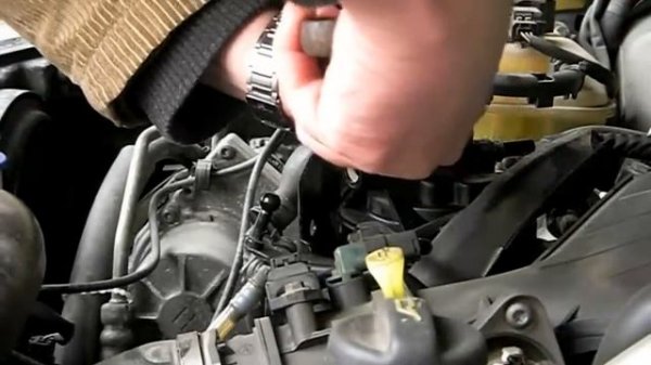 Peugeot 407 2.0 HDI wymiana filtra paliwa Replacing the fuel filter Kraftstofffilter ersetzen