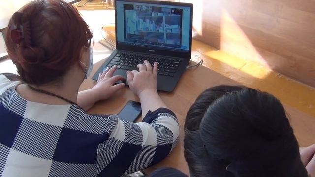 Учителя школы №61 осваивают дистанционные технологии связи с учениками на базе Zoom смотреть онлайн