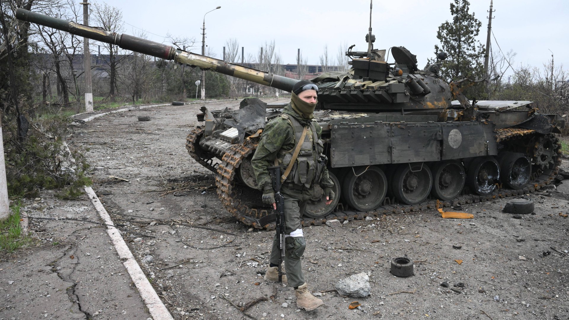 Мариуполь. Битая украинская техника на "Азовмаше": Т-80БВ и Т-64БВ смотреть онлайн