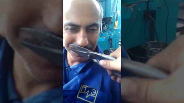 Как подстричь усы на работе смотреть онлайн