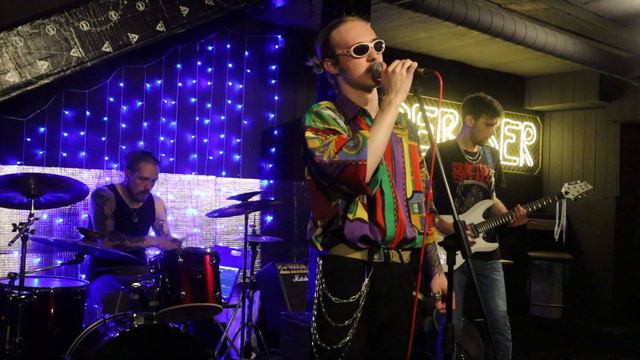 ВЛАЖНЫЕ МЕЧТЫ 5 ТЫ РАЗБИЛА ПАПИНУ МАШИНУ ПА ПА ПАПИНУ МАШИНУ live Punk rock DEBASER 2022 смотреть онлайн