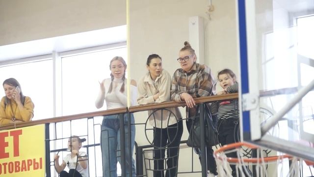 В спортшколе им. Моисеева сьехались сильнейшие школьные баскетбольные команды Свердловской обл. смотреть онлайн
