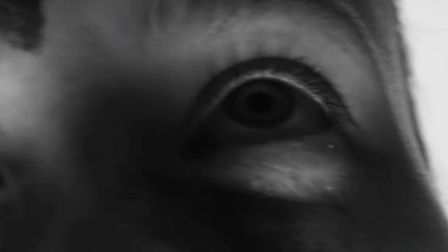 В КОМНАТЕ С БЕЛЫМ ПОТОЛКОМ смотреть онлайн