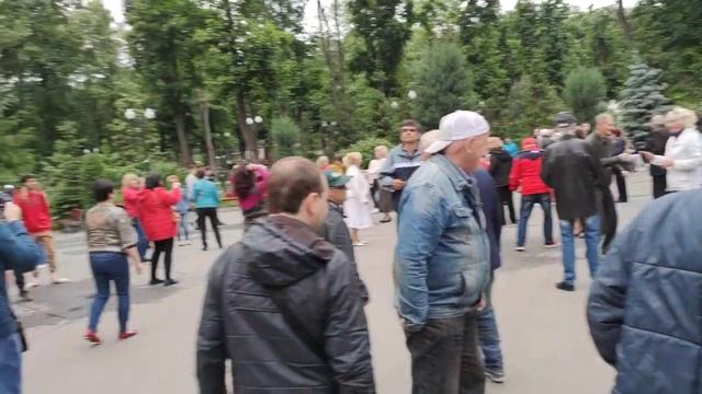 Мама я танцую Танцы ??? в парке Горького Июнь 2021 Харьков смотреть онлайн