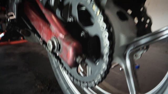 Verder aan de ER-6n! (Tandwiel vervangen & rem ontluchten) - Kawasaki ER-6n (deel 3) | FEDMAS смотреть онлайн