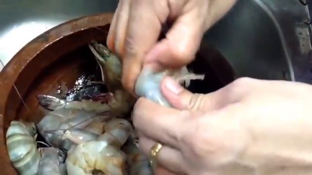 How to clean prawns properly Как правильно чистить креветки Cómo limpiar bien las gambas ചെമ്മീൻ смотреть онлайн