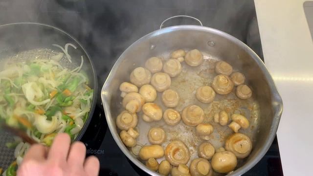Delizioso piatto VEGETARIANO con funghi,verdure e formaggio filante. Veggie food смотреть онлайн