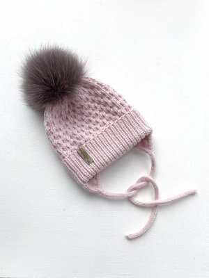 Шапка простым рельефным узором спицами