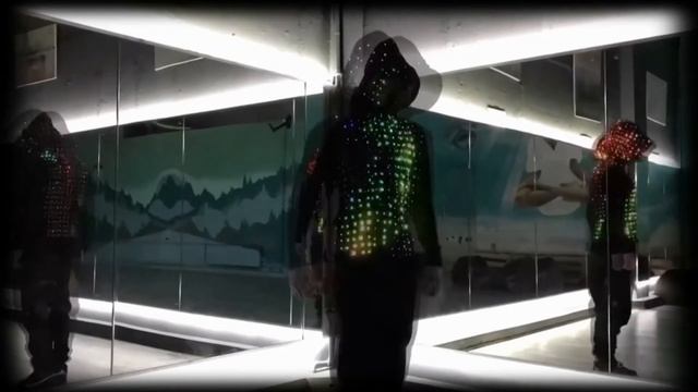 LED Battle of Evermore - Светящийся в темноте жилет - Светодиодный костюм от LightCustom смотреть онлайн