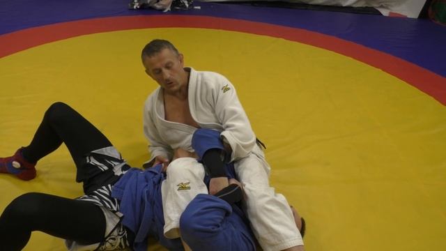 Разрыв захвата на рычаге локтя через ущемление с захватом пояса соперника. смотреть онлайн