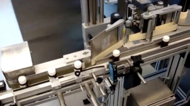 Наклеивание этикетки на флаконы смотреть онлайн