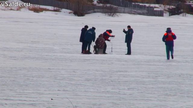 В Верхней Салде спасатели провели рейд на льду смотреть онлайн