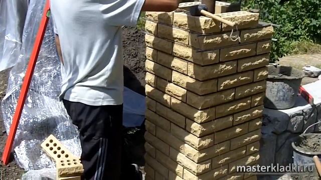 Забор из рваного кирпича Литос.Как конторолировать вертикаль столба (советы от © masterkladki ) смотреть онлайн