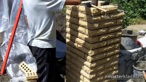 Забор из рваного кирпича Литос.Как конторолировать вертикаль столба (советы от © masterkladki )