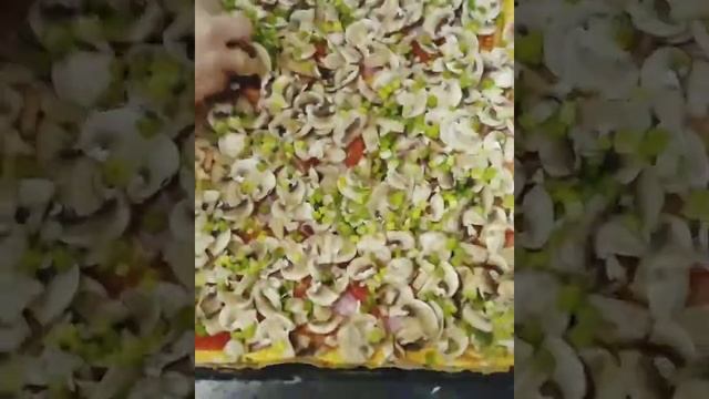 Пицца с грибами и салями смотреть онлайн