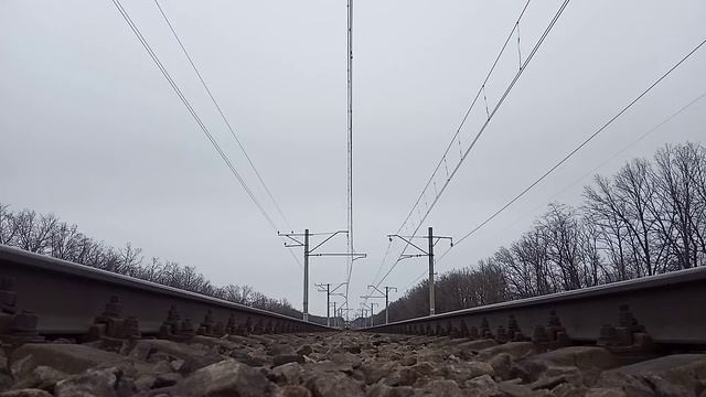Камера под Электропоезд. Электричка проехала над камерой. Камера на железной дороги под Электропоез смотреть онлайн