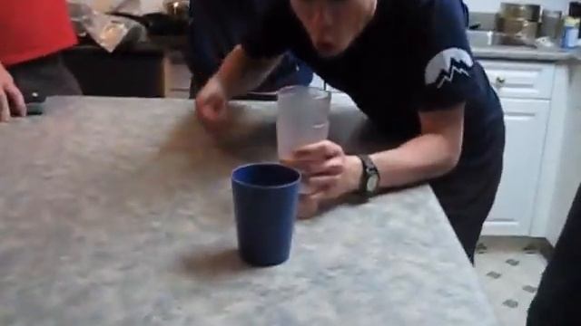 Highly Addictive Cup Game! смотреть онлайн