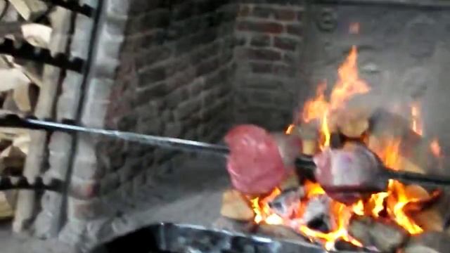 Лондон июньский (2018). Хэмптон-Корт. Мясо на вертеле. London 2018. Hampton Court. Rotisserie meat смотреть онлайн