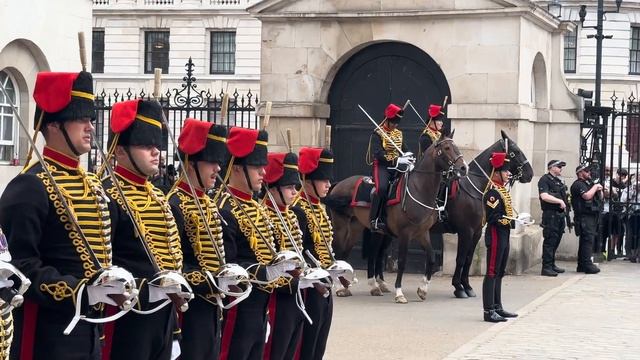 HILARIOUS! Guard Can’t Stop Laughing As Horse Refuses To Stand Still смотреть онлайн