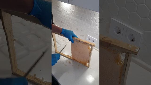 Мёд в сотах, мой опыт фасовки. Как рационально извлечь соты с мёдом из рамки. смотреть онлайн