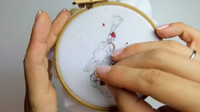 Художественная вышивка гладью броши Белый Кролик или Кролик Герольд. смотреть онлайн