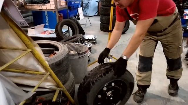 Результат эксперимента с ремонтом дыры 25 мм на протекторе шины RENAULT заплатой TECH (75х145 мм) смотреть онлайн