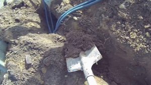 Копать траншею для электрического провода